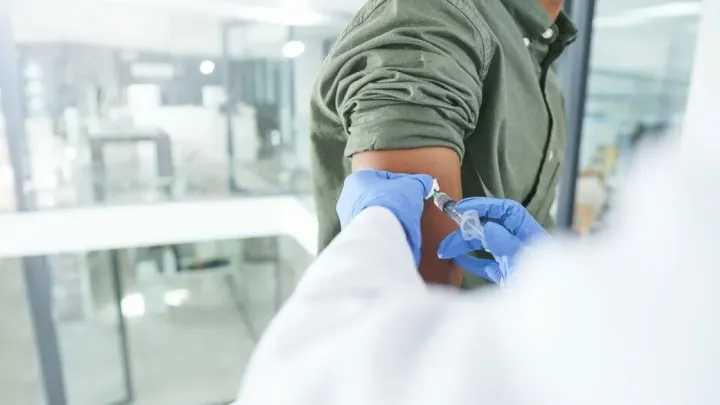 65 Yaş Üstüne Grip Aşısı Uyarısı: Prof. Dr. Şener'den Erken Aşı Çağrısı
