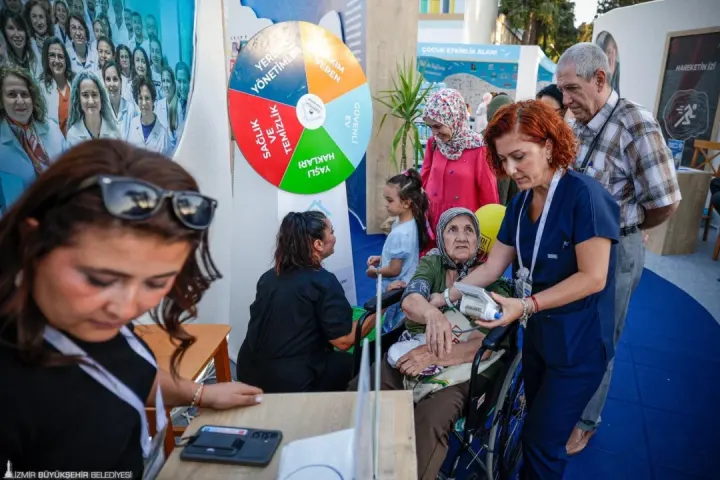 İEF'de Belediye Sokağı'nın Sağlık Stantlarına Ziyaretçilerden Yoğun İlgi