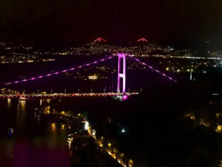 Meme Kanseri Farkındalık Ayı’nda Türkiye’nin Simge Yapıları Pembeye Büründü