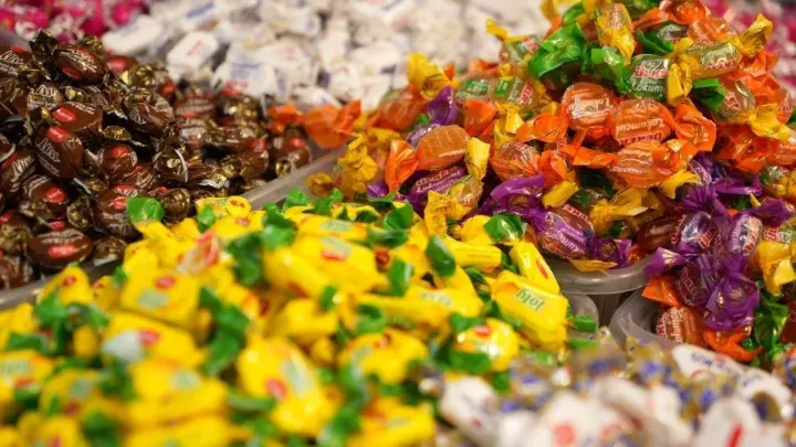 Bayramda Şeker Tüketimine Dikkat: Yapışkan Şekerler Diş Sağlığını Tehdit Ediyor