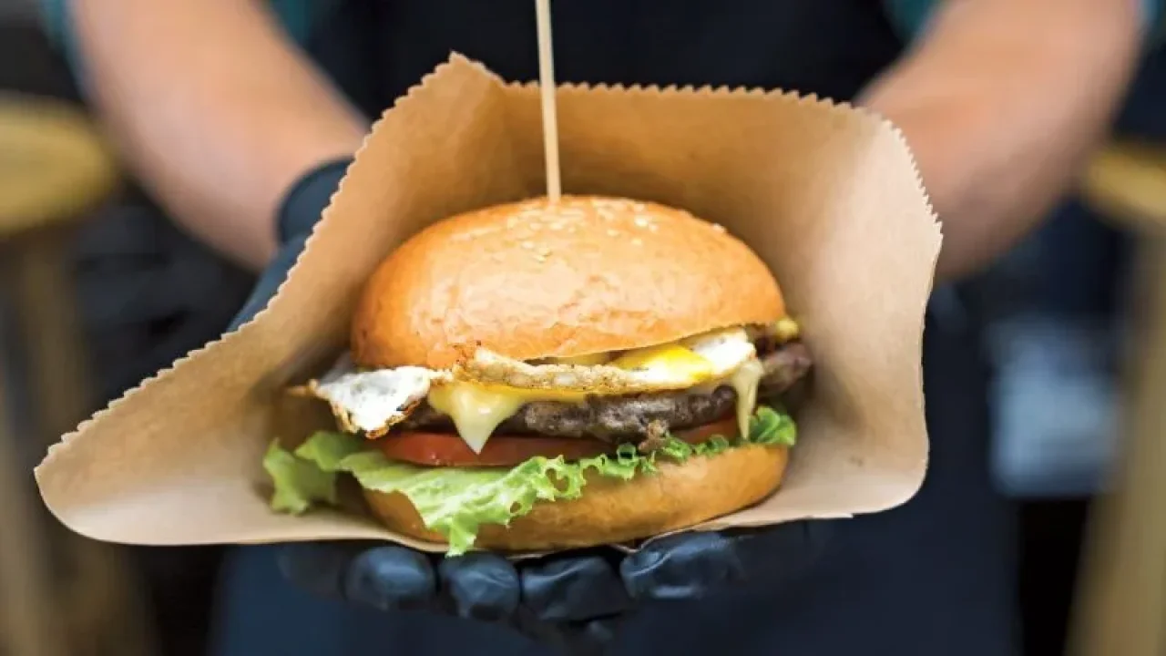 Fast Food Tüketimi Alarm Veriyor: Crohn ve Ülseratif Kolit Gençlerde Hızla Artıyor