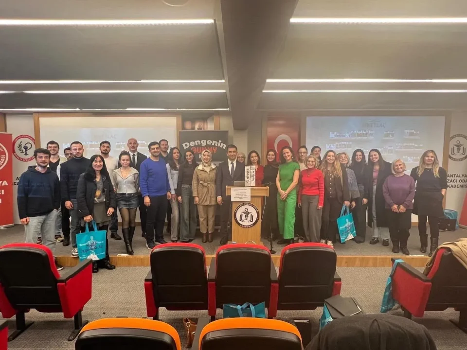 Antalya’da Eczacılar ve Öğrenciler Bilimsel Eğitimde Bir Araya Geldi