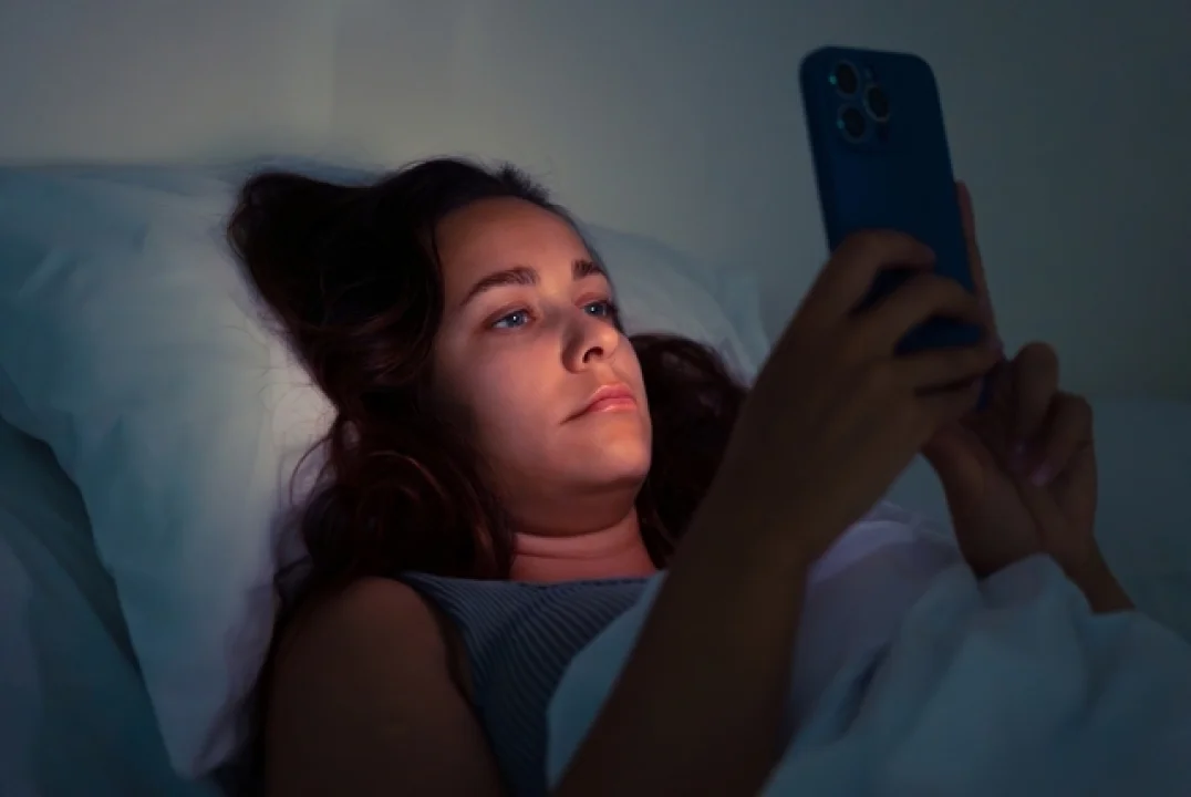 Karanlıkta Telefon Kullanımı Göz Sağlığını Tehdit Ediyor: Uzmandan Miyopi Uyarısı