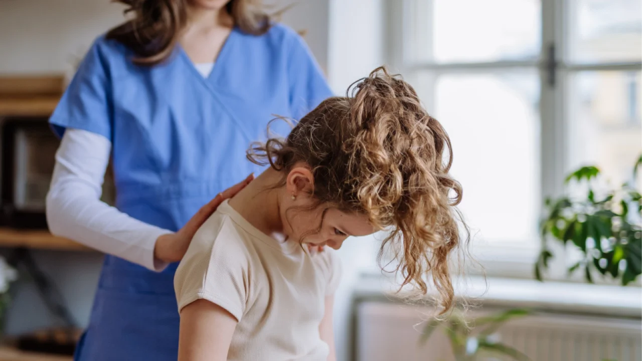 Uzman Uyardı: Dijital Cihazlar Skolyozu Başlatmaz Ama İlerletebilir