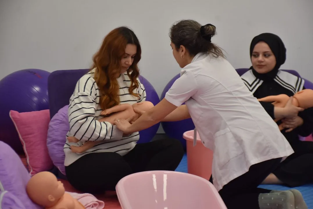 Kütahya’da “Her Gebeye Bir Ebe” Projesi: Sağlık Hizmeti Evlere Taşındı